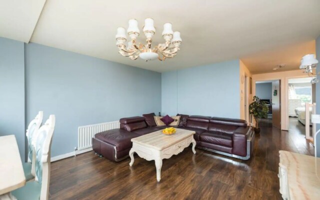 Elegant 4 Bedroom Maisonette Near Wardie Bay