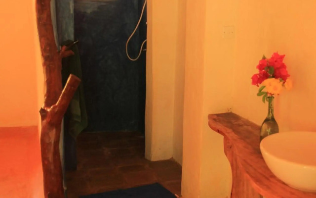Distant Relatives Ecolodge & Backpackers
