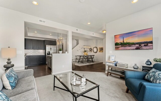 First Class Stylish Townhome Near Old Town!