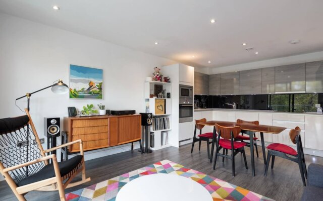 Stylish 2 Bedroom Apartment With Views of the River Lea