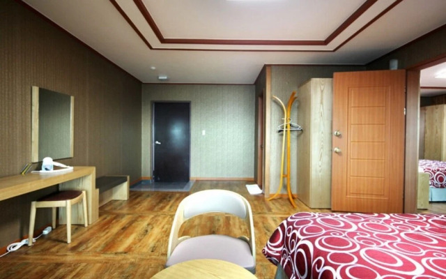 Seogwipo Hyeongjebawibada Pension