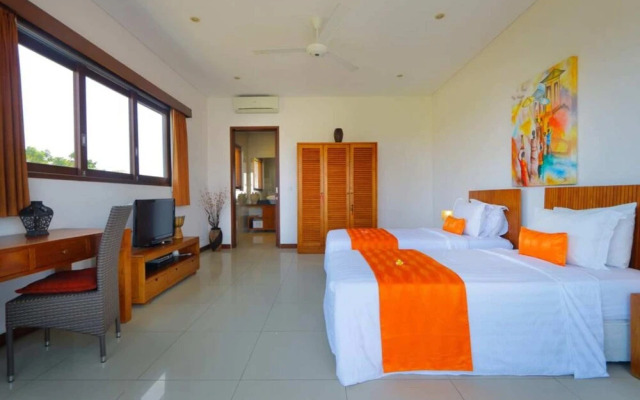 Luxury Private Villa, 4 BR, Canggu w/ Staff