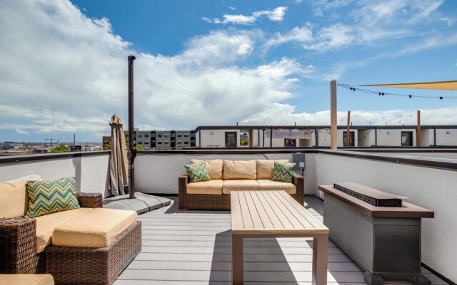 Luxe Denver Townhome: Hot Tub + City Views!