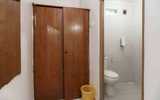 RedDoorz Syariah near Ragunan Zoo 3
