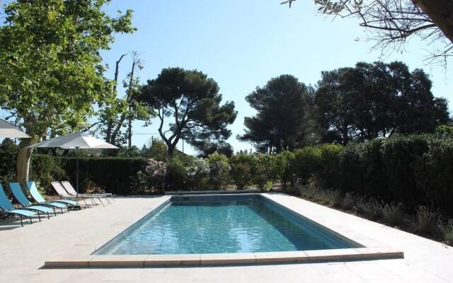 Villa croix du sud with swimming pool and park in Marseille Chalet 4