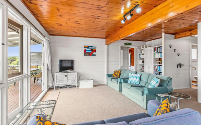 Bay Vista Views - Raglan Holiday Home