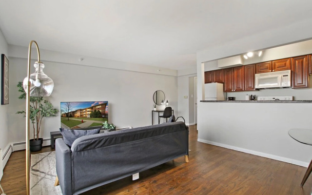 Posh 1BR Apartment in Arlington Heights