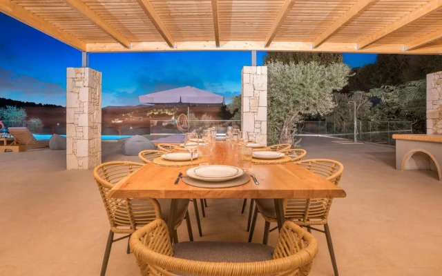 Villa Chriselia - 3 Bedrooms With Sea Access