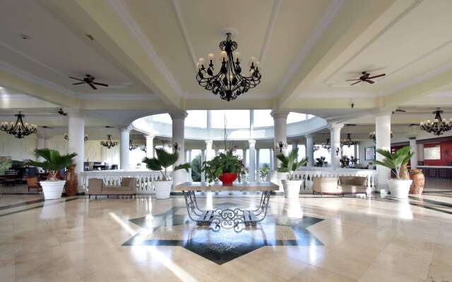 Grand Palladium Lady Hamilton Resort & Spa All Inclusive