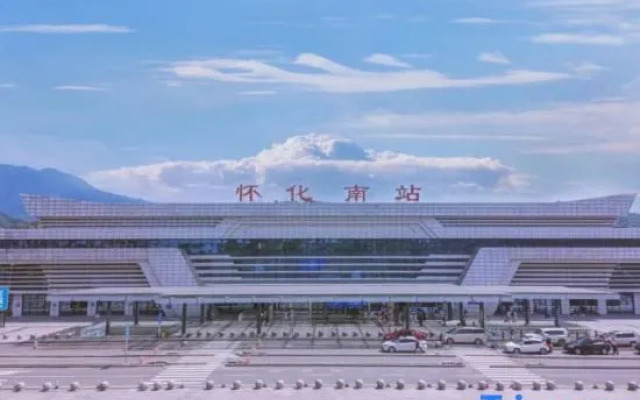 Yunchen Hotel (Huaihua High-speed Railway South Station Wanda Plaza Branch)
