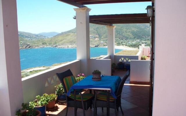 LALAROUS Studios & Apartments