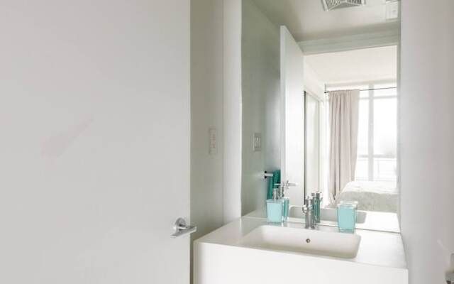 Luxury WaterFront View & Free Parking