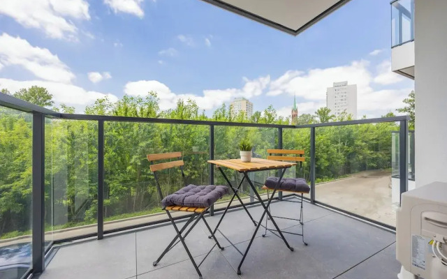 Apartment With Parking by Renters