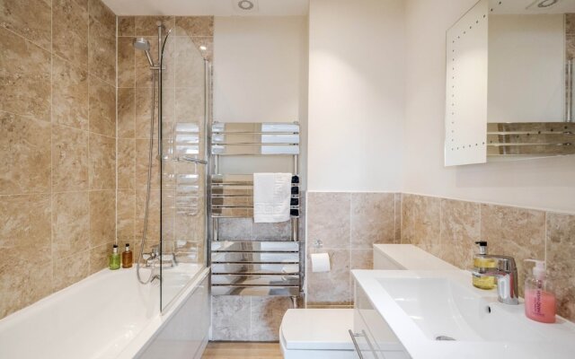 Luxury 1 Bedroom Apartment with Parking
