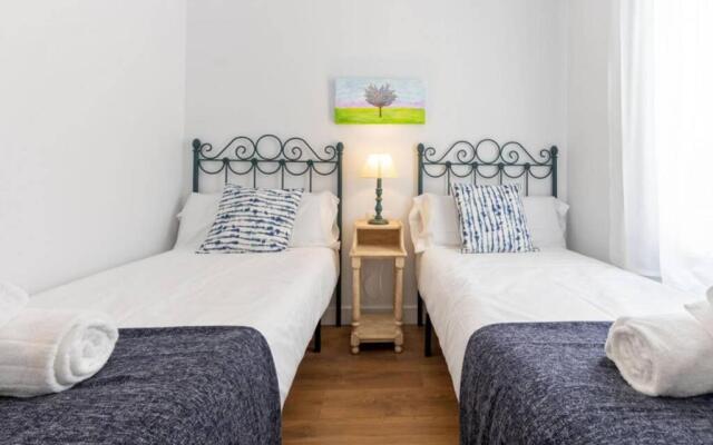 Triana Pages Oasis by Valcambre