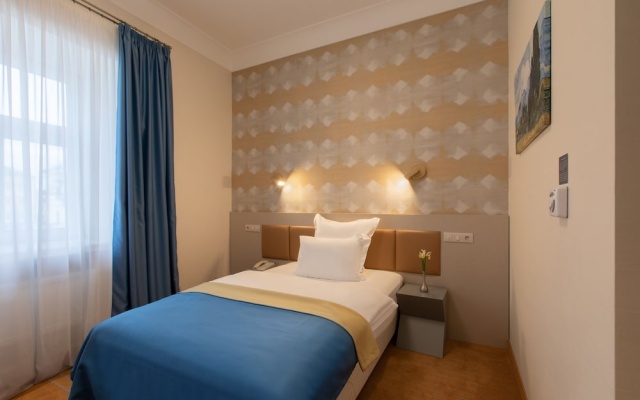 Standard dark Twin room (twin beds) — фото 1