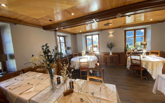 Logis Hôtel Au Lion Rouge