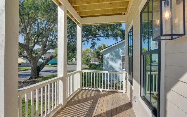Upscale Home w/ 2 Balconies in Galveston!