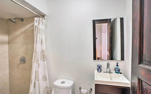 Updated Oceanside Townhome w/ Pool: Walk to Beach!