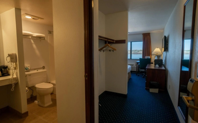 Clover Island Inn