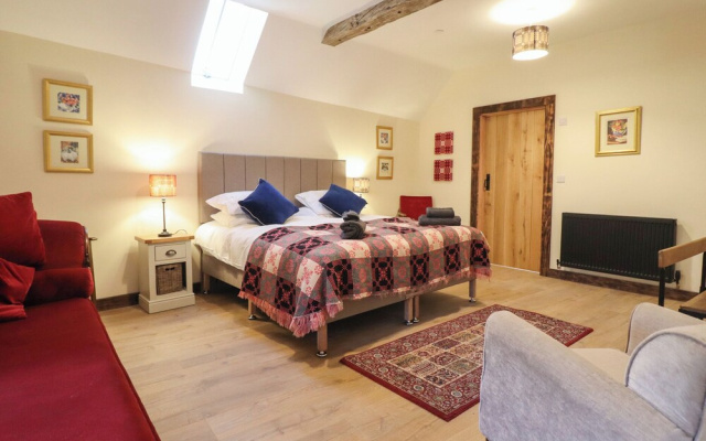 Godre'r Gyrn, Plas Moelfre Hall Barns