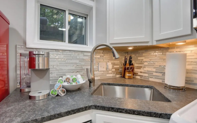 Convenient DC Studio Near Metro Stop!