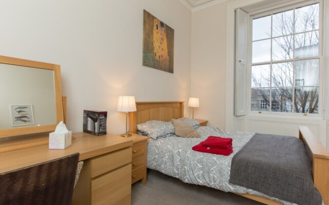 Spacious, Bright 5-br Flat for 10 in Edinburgh