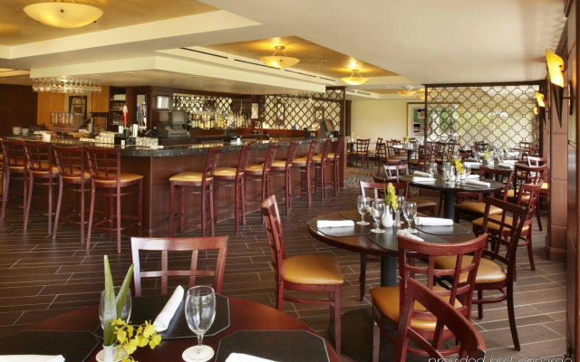 DoubleTree by Hilton Hotel Alana - Waikiki Beach