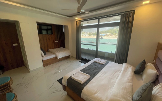 Maayaa inn by Ganges