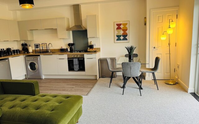 Spacious One Bed Apt With Scenic Views