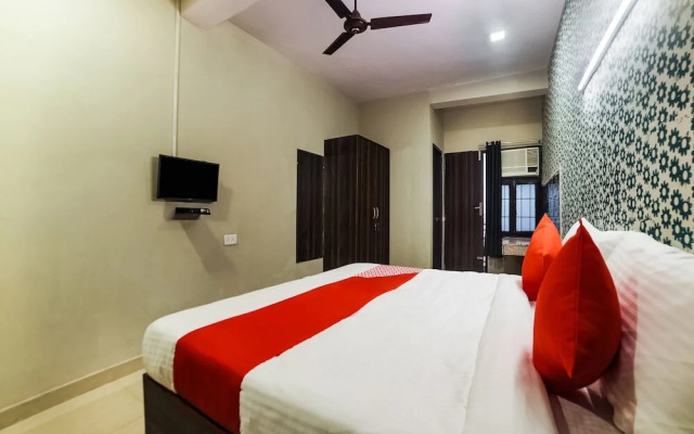 Oyo Flagship 30196 Noida Sector 5