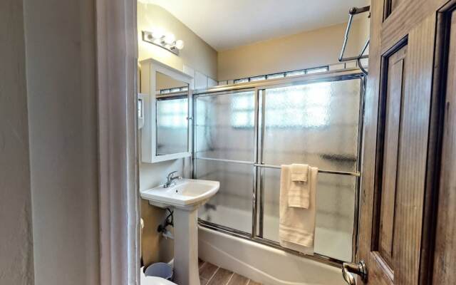 Peacock Bungalow - Left