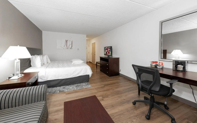 Red Roof Inn PLUS+ Newark Liberty Airport - Carteret