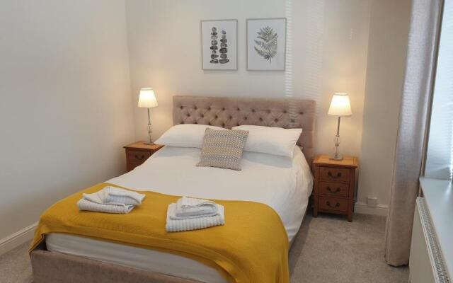 Large modern self contained apartment in Lymington