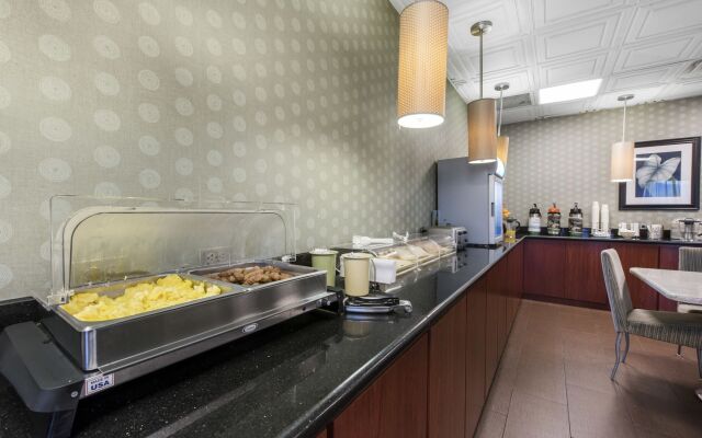 Quality Inn & Suites Charleston - Civic Center