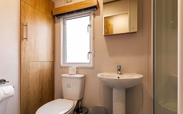 Yorkshire Lodge with Hot Tub