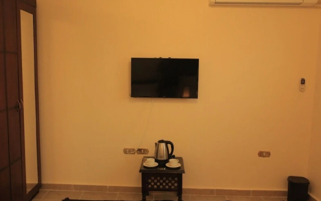 9 Pyramids Inn