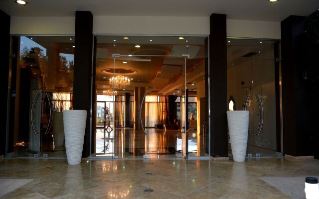 Evia Hotel & Suites