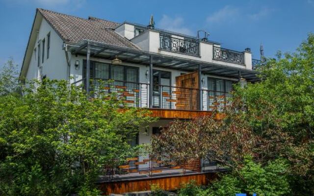Anji Double Fish Hall Hot Spring Resort B&B (Longwangshan Canyon Drift Shop)
