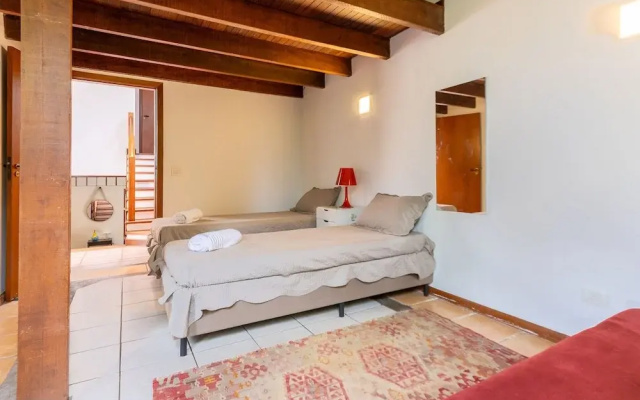 Casa ampla com piscina e churrasqueira