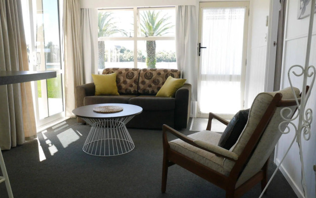 Raglan Palm Beach Motel