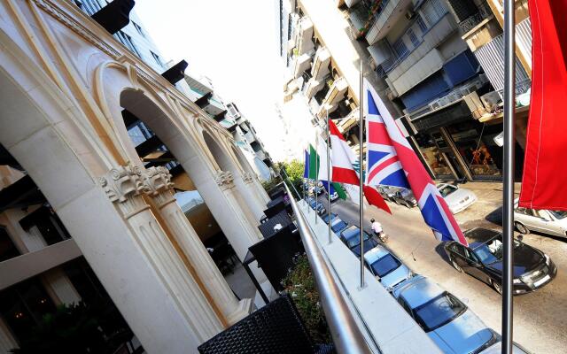 Queen's Suite Hotel