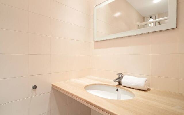 Lovely 2bed W/balcony in City Center, Near Metro