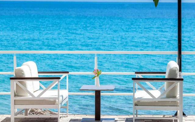 Xenios Dolphin Beach Hotel