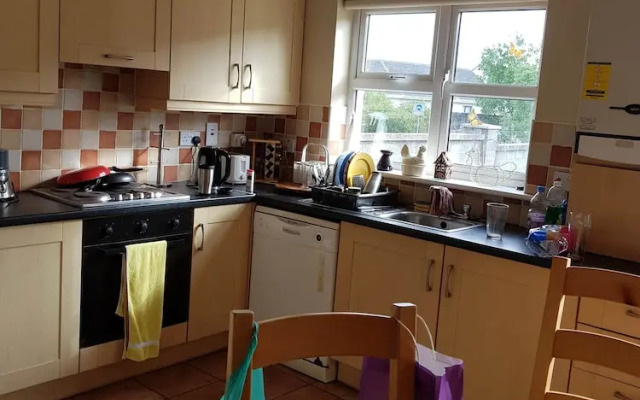 Stunning 6 Bed House With Private Garden in Galway