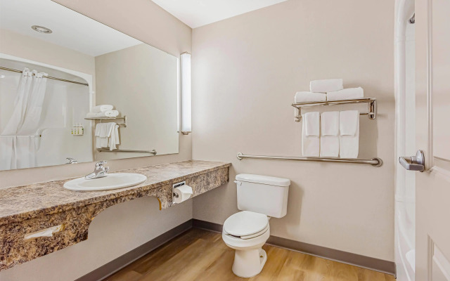 Days Inn & Suites by Wyndham West Edmonton