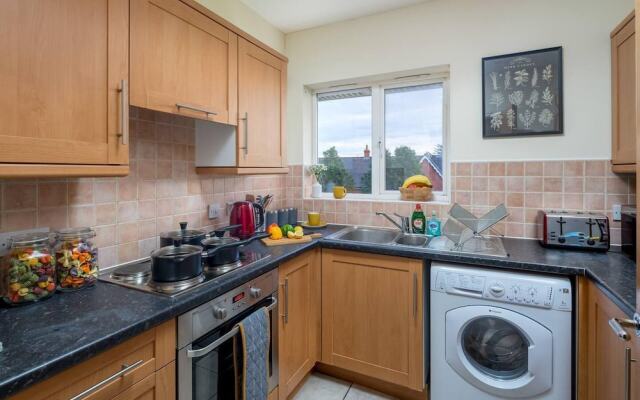 Cozy 2 bed Room Flat, Walking Distance From Excel