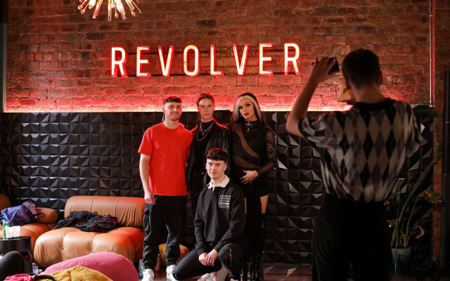 Revolver - Hostel