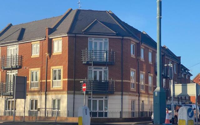 Modern 2 Bed Apt in Egham High Street, with private parking and Wifi