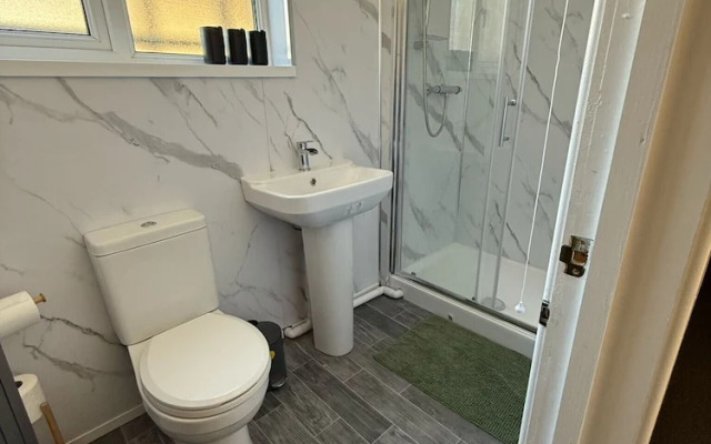 Large and Peaceful 4-bedroom House in Bridgend
